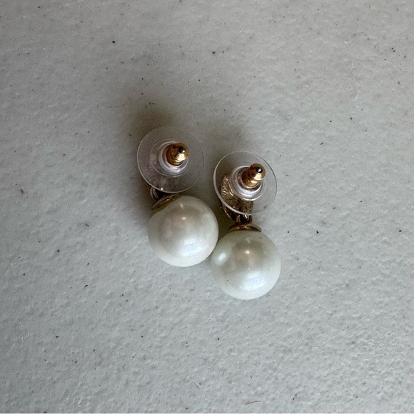 Elegant Pearl and Crystal‎ Earrings - Picture 4 of 4